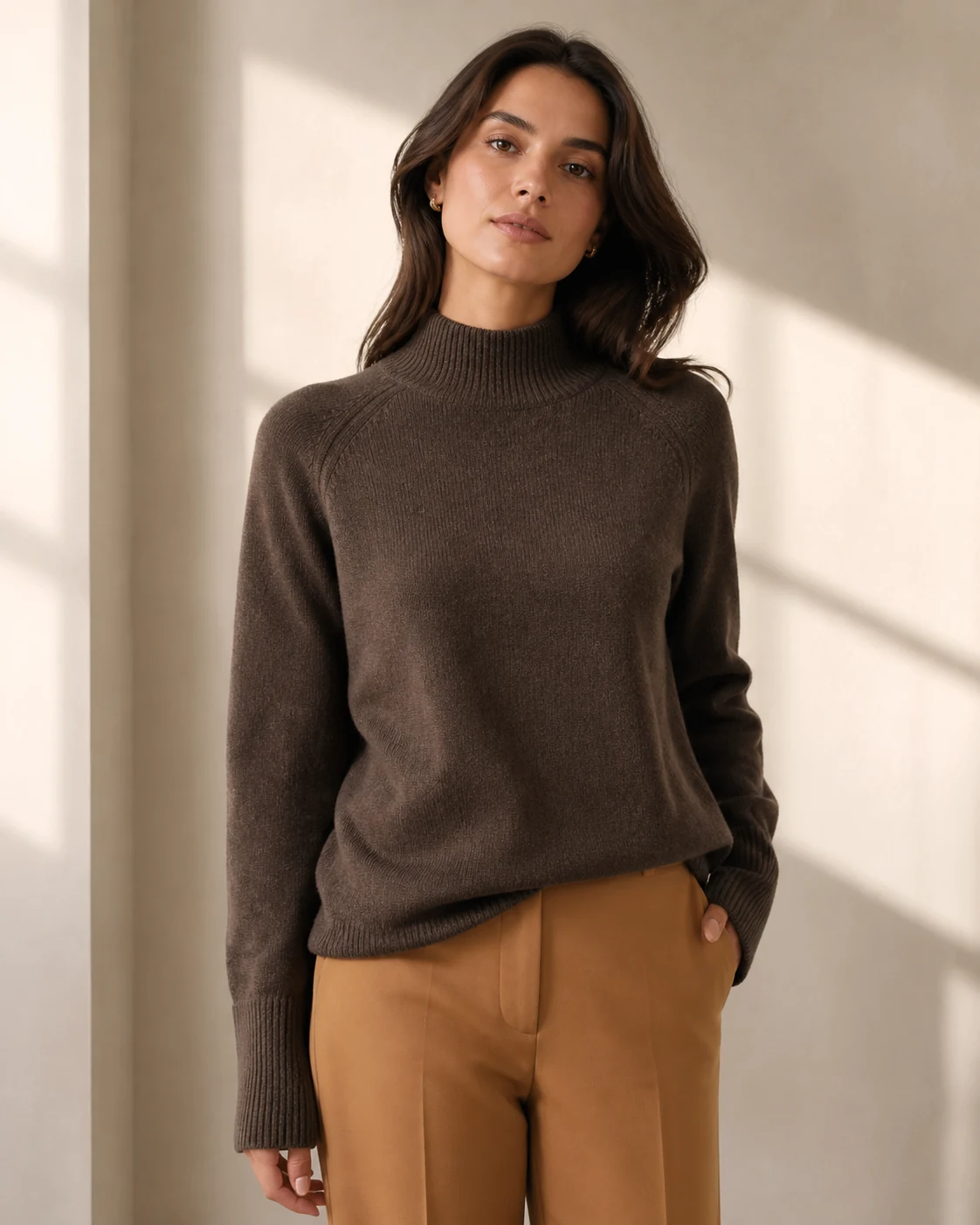 Schlichter brauner Feinstrickpullover