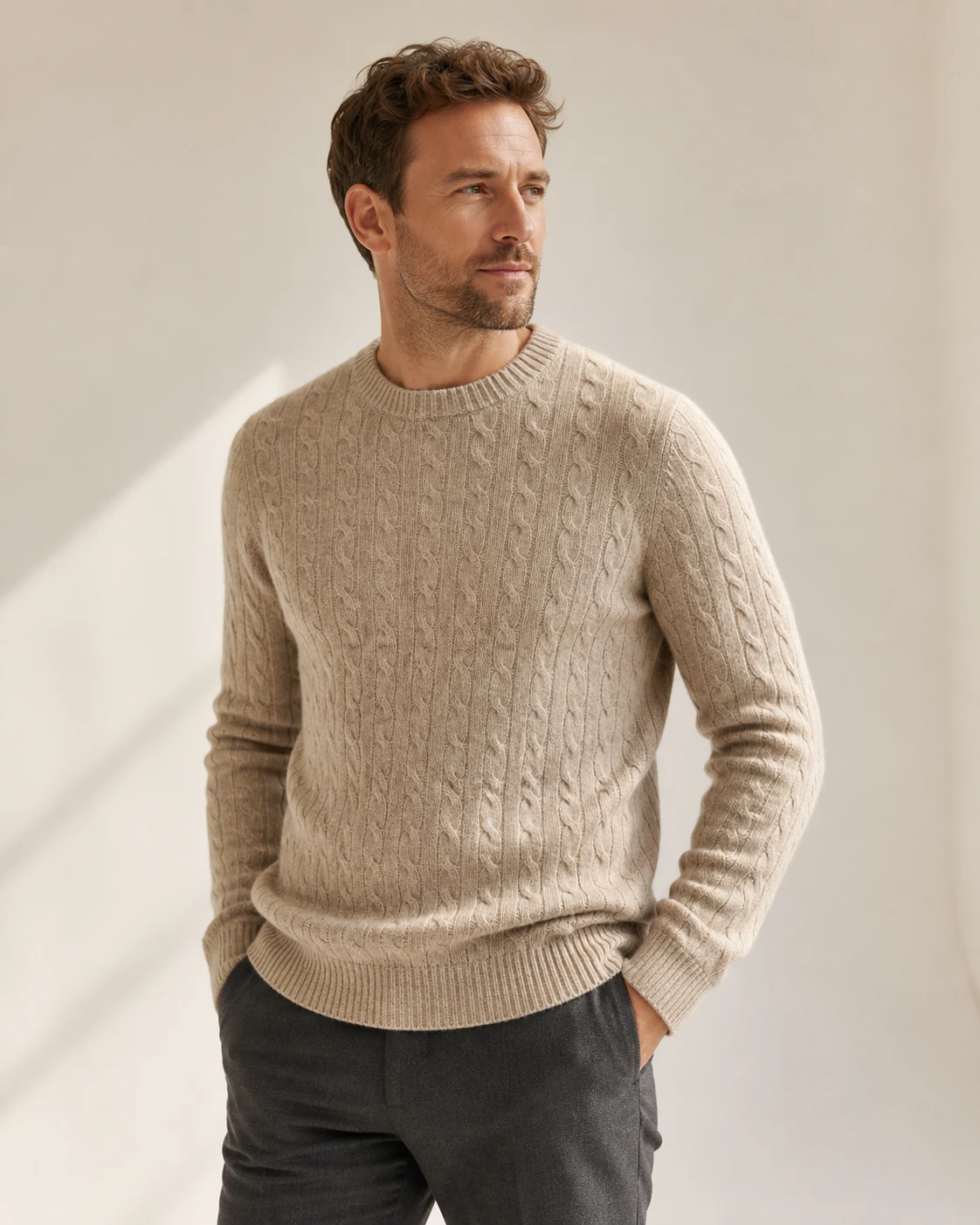Herrenpullover mit Zopfmuster