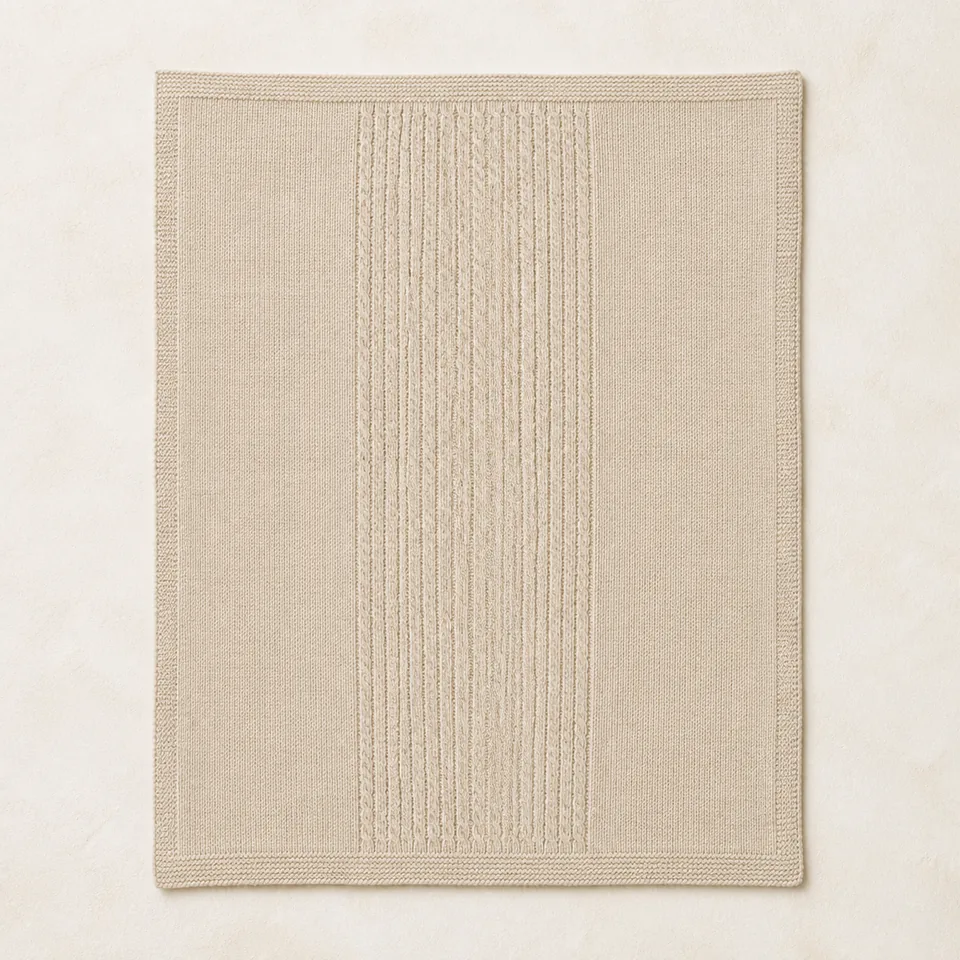 Naturfarbene Babystrickdecke mit Zopfpanel