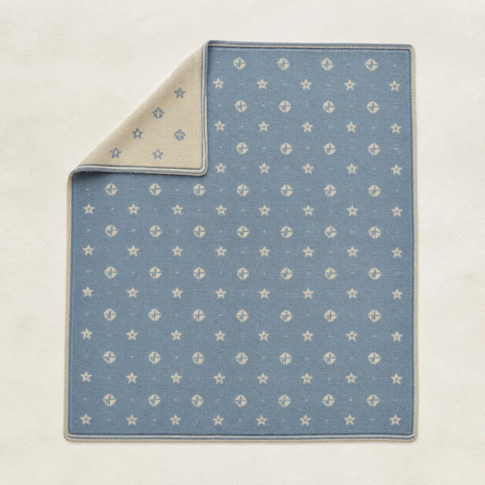 Blaue Double Knit Babystrickdecke mit abstraktem Motiv