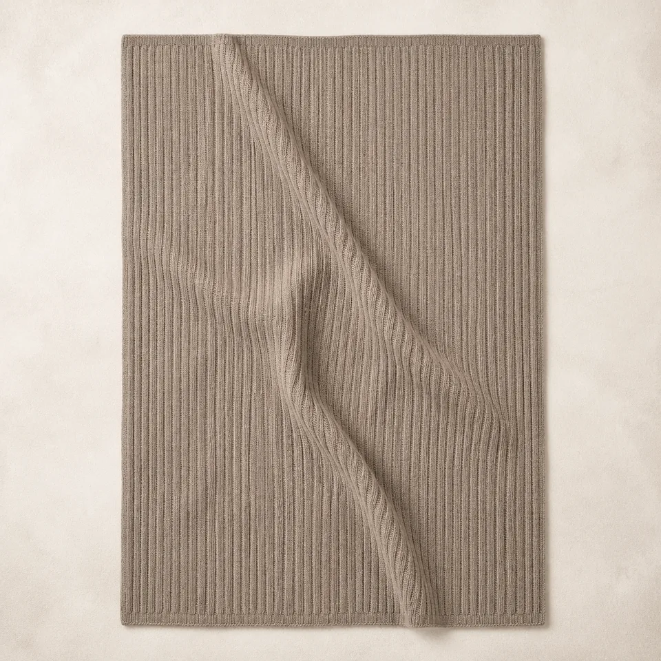 Taupefarbene gerippte Strickdecke