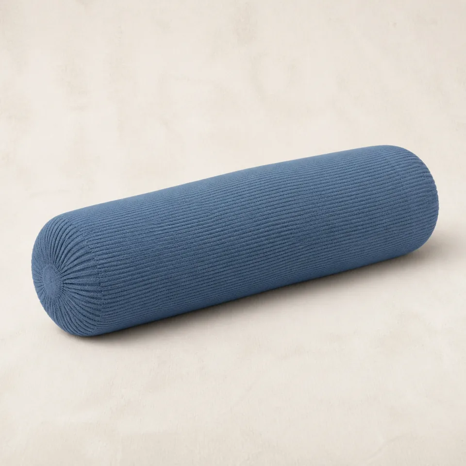 Staubblaues geripptes Strickkissen in Rollenform