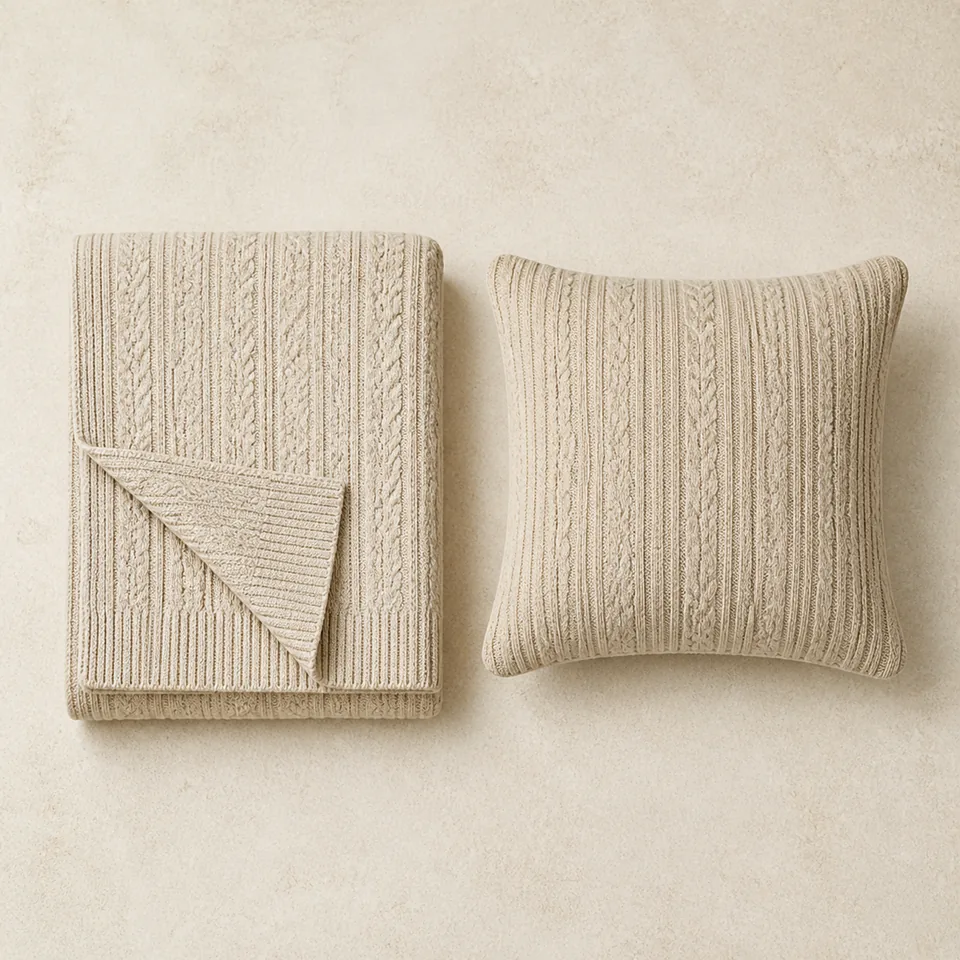 Naturfarbenes Set aus Strickdecke und Strickkissen als Kollektionsvisualisierung